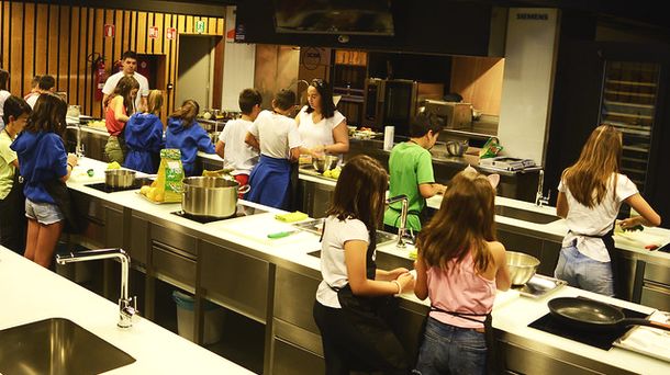 Unas colonias, organizadas por la Fundación Abastos Fundazioa desde hace tres años, que educan en cocina y valores